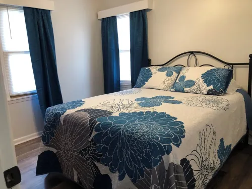 Park Place, a spacious 5-bedroom house with WiFi, AC in lovely Hutchinson