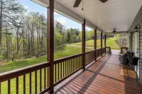 Cabin 4, the delightful Happy Cabin in the heart of Moravian Falls, NC