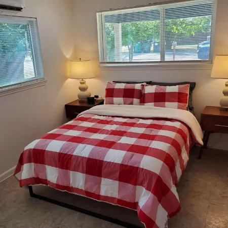 Less than 5 minutes to Blanco River, cozy 3 bedroom house with huge backyard! Отели в г. Бланко