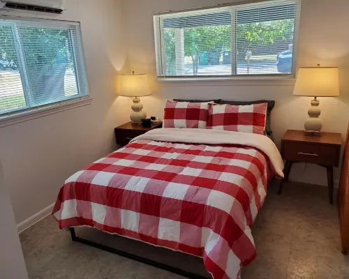 Less than 5 minutes to Blanco River, cozy 3 bedroom house with huge backyard! Hotels in Blanco