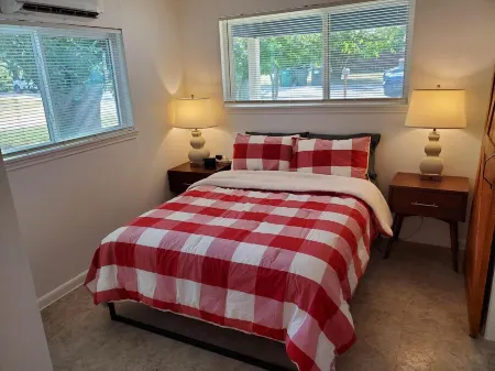 Less than 5 minutes to Blanco River, cozy 3 bedroom house with huge backyard!