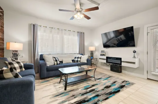 Charming 3-bedroom Townhome conveniently located in Georgetown