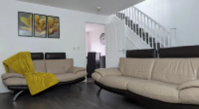 현대적인 집 - 4 베드룸 - 가족 친화적