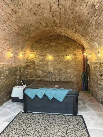 Gorgeous Remodeled Villa in Pieve di Monti di Villa Northern Tuscan w/VIEWS Отели в г. Баньи-ди-Лукка