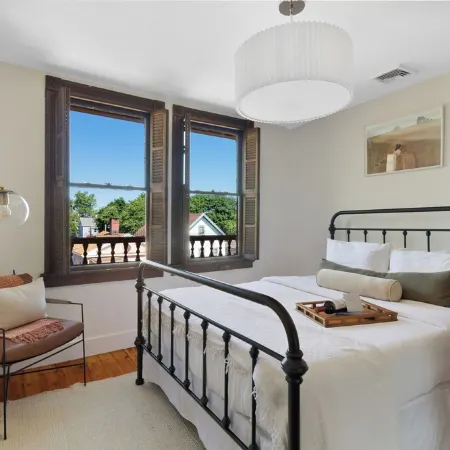 The Pearl, NH hidden luxury close to the Quinnipiac River in historic property