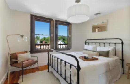 The Pearl, NH hidden luxury close to the Quinnipiac River in historic property