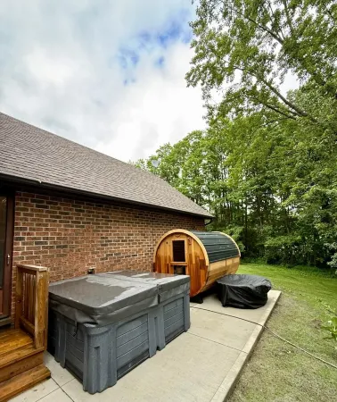 4BR Luxury cottage on 5 acres in King City W/hot tub, sauna, fire pit &pond. Отели рядом с достопримечательностью «Aurora»