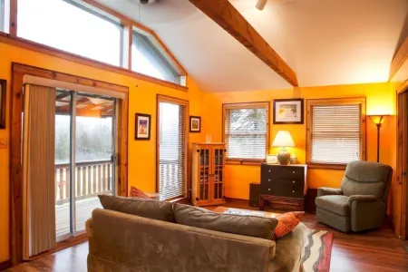 Charming 1-bedroom cottage with WiFi and AC in Saugerties
