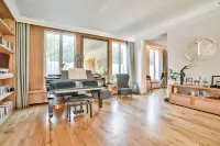 Elegant six-bedroom villa of 350 m2 with garden.