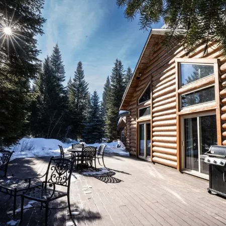 Rustic Themed Cabin with Starlink. Walk/Snowmobile to lake from house. Ice Fish