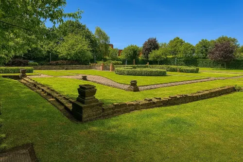 7 Bed Holiday Home+WiFi+free Private Parking.Closest to football Ground+Downtown