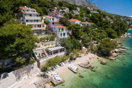 Villa Adriatica Excelsior - BeachFront Seaview Apartment #1