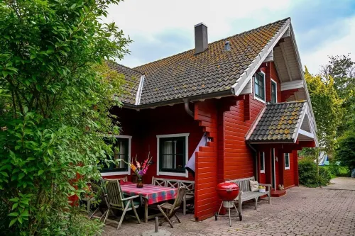 Family vacation in a cozy Swedish-style house with a spacious garden - บังกะโล