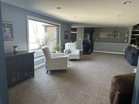 Spacious 5-bedroom house in Green Bay with WiFi, 15 minutes to Packer stadium Отели в г. Саамико