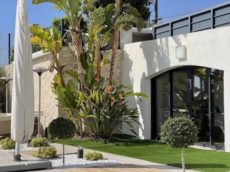 Contemporary villa with sea and mountain views 10 minutes from the beach