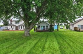 Charming 3-bedroom cottage on the lake in lovely Linden with a beautiful view!