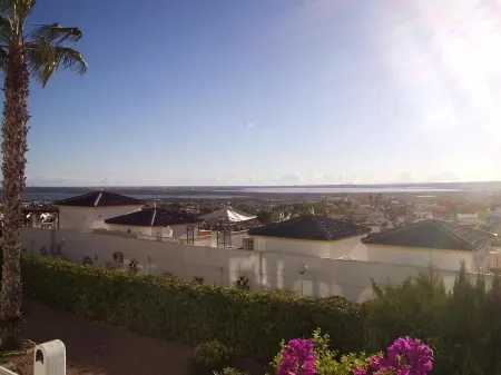 Knus 2-slaapkamer Appartement met Prachtig Uitzicht en Zwembad! Отели рядом с достопримечательностью «Teatro Capitol Rojales»