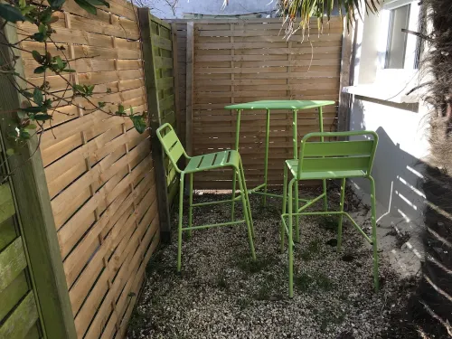 Self-contained studio, sunny courtyard, close to beaches and shops