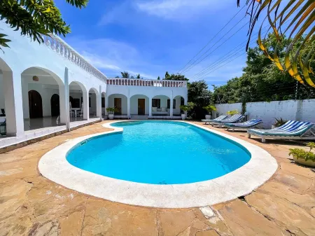 3 Bedrom Villa 50 meters 2 Beach