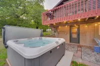 Hermantown Home w/ Decks, Grill & Hot Tub! - شرفة