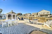 Waterfront Beach Haven West Home w/ Boat Dock - Kæledyr tilladt
