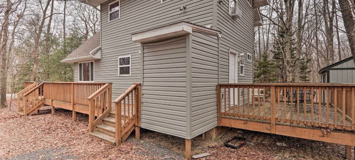 Family Poconos Home w/ Decks, 6 Mi to Skiing! Hotels in Carbon County