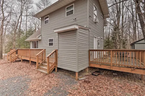 Family Poconos Home w/ Decks, 6 Mi to Skiing! - Kylpylä