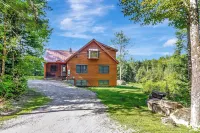 18+ acres! Sun drenched 5 bedroom. 12 min from Okemo! VAST trails 5 min away! Hotels in Weston