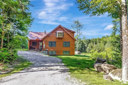 18+ acres! Sun drenched 5 bedroom. 12 min from Okemo! VAST trails 5 min away! Отели в г. Уэстон