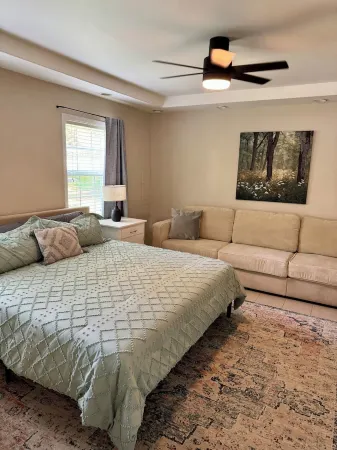 Cedar Creek Lakehouse: Firepit, Lake Access, Hot Tub, and Pet Friendly