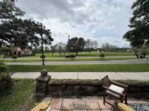 The Red Cottage ~ 5 Min. Stroll to Historic St. George Street - on Site Parking