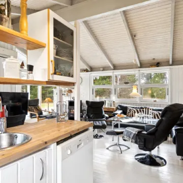 "Alvine" - 475m from the Sea