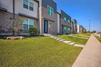 College Station Townhome w/ Furnished Patio! - Apartments