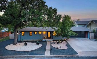 Das Weinhaus Pool & Hot Tub - Walk to Main St