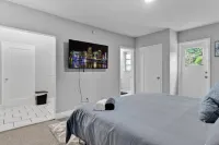 427 NE 107th Studio · 6BR 3BA 7 Beds Pool Parking 2 Kitchen