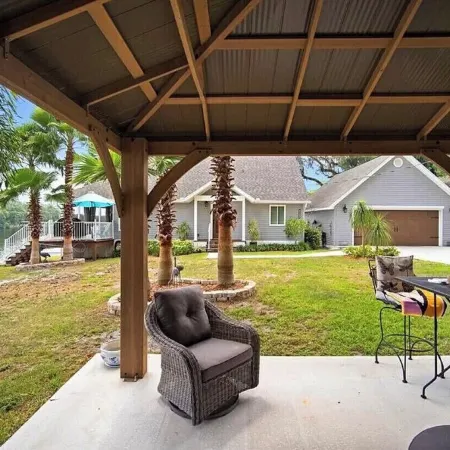 Beautiful Waterfront Home on the Alafia River Отели в г. Ривервью