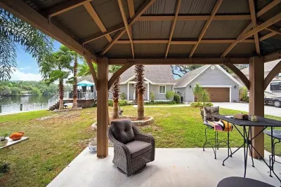 Beautiful Waterfront Home on the Alafia River Hotel in zona Bloomingdale Hills Park