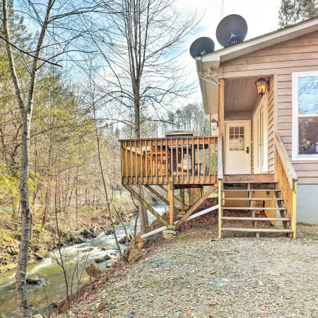 Idyllic Creekside Bryson City Gem w/ Fire Pit! Отели в г. Суэйн