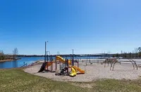 Stunning 6 bdrm Pocono Chalet, new Hot Tub & 2 blocks to lake and pools.