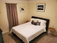 King Bed I Wood Burning Fireplace I Parking I Washer/Dryer I Jacuzzi Tub