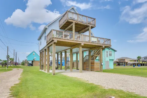 Walk to Water Family-Friendly Surfside Beach Home - Wifi