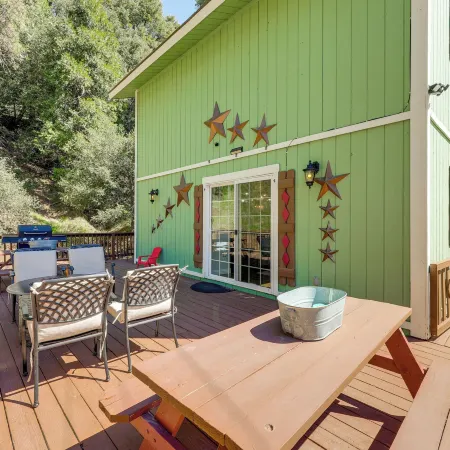 Remodeled Crestline Retreat Walk to Lake Gregory!
