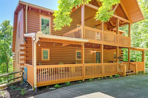 'Owl's Nest' Pet-Friendly Cabin w/ Private Hot Tub - 3-Star
