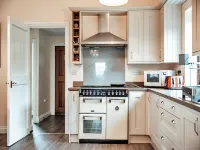 Luxury Retreat in UK with Pool & Tennis Court  호텔