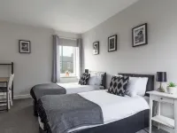 Hawthorn House-Sleeps 4-Pet Friendly-Parking Hotels in Ashington