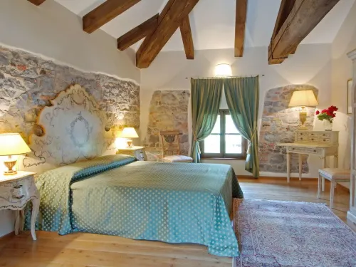 "Vicinia" with garden in the castle