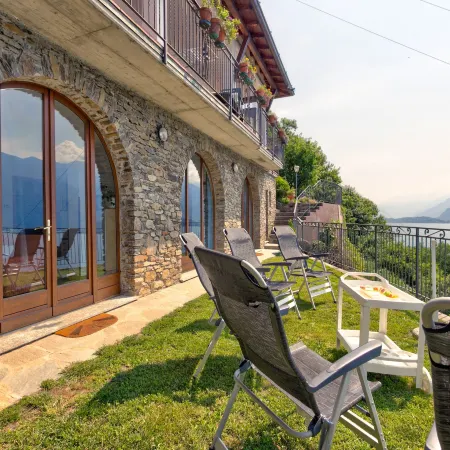 Climb, Cruise & Dine; Lake como Отели в г. Граведона