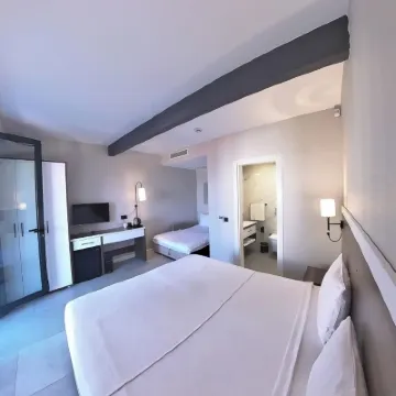 Lulubay Rooms & Suites Hotels near Ladies Beach