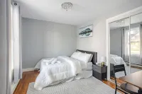 Modern 3-bedroom apartment with spa & jacuzzi, free parking & beautiful view Hotels in Saint-Jean-sur-Richelieu