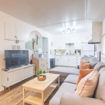 Cozy Guesthouse Close to Parks, 20 min to U of O , 8 min to Airport